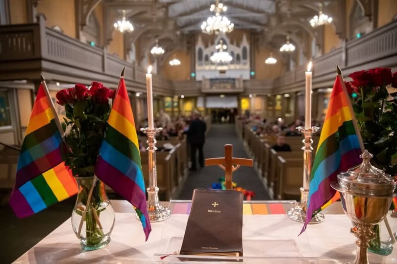 Alter med regnbueflagg i domkirka